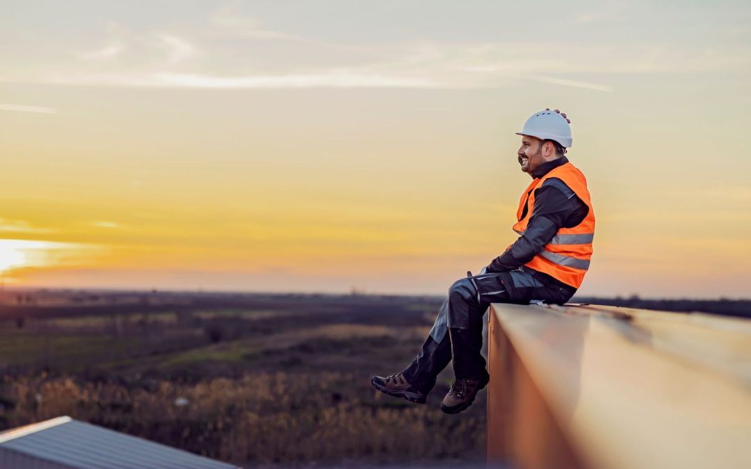 homme regardant un paysage sur une poutre